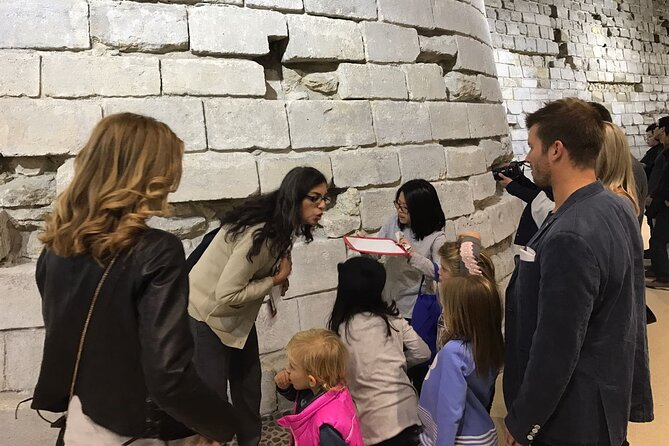 1h30 - Louvre Highlights optional 'families with kids' - Eng/Esp - Meeting at the Louvre Pyramid