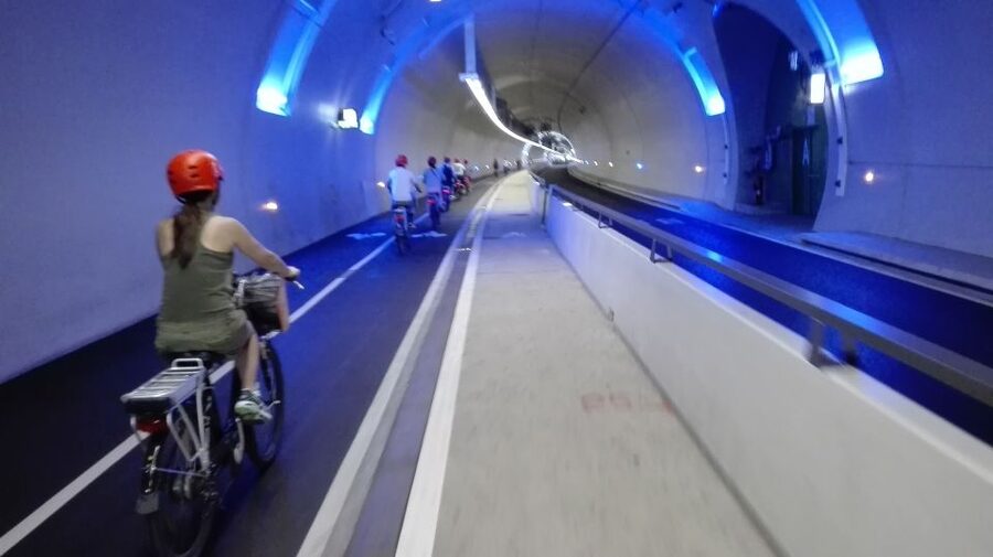 4h Complete Lyon Experience - E-Bike, Tasting & Walk - Guide quality and group atmosphere