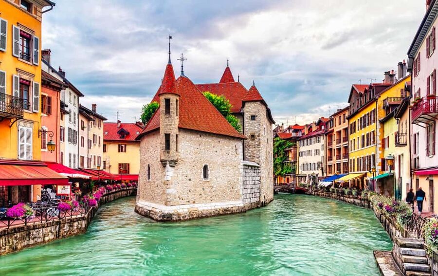 Annecy: Express Walk with a Local in 60 minutes - Starting at Pharmacie Le Genevois