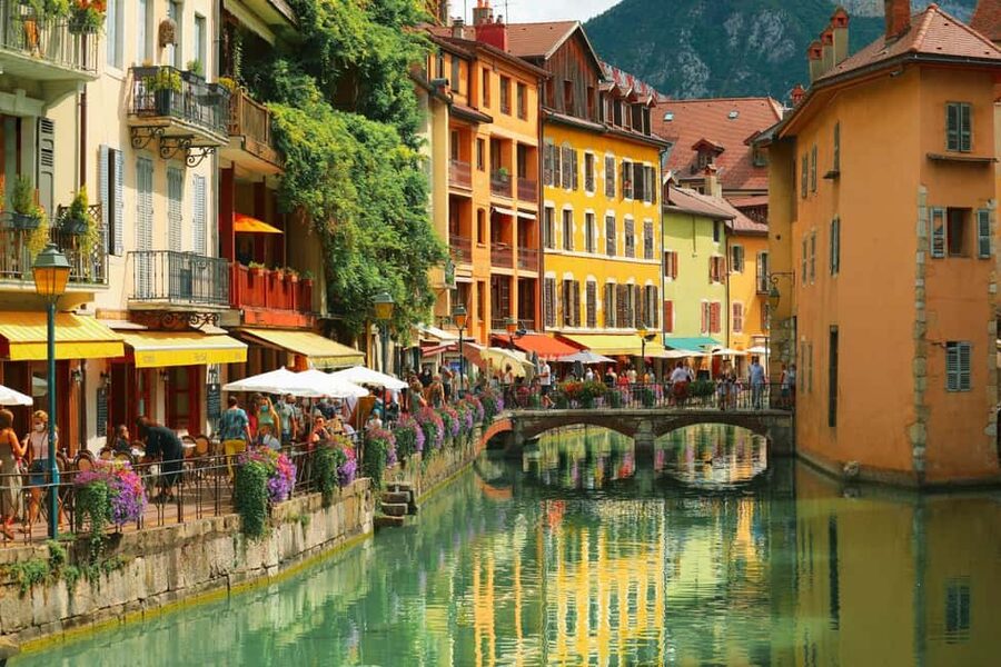 Annecy: Express Walk with a Local in 60 minutes - Le Palais de l’Île and the city’s defining sights