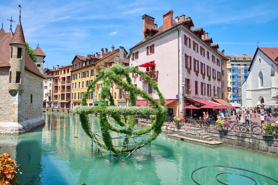 Annecy: Express Walk with a Local in 60 minutes - Food, cafes, bars, and local suggestions