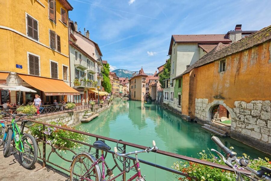 Annecy: Express Walk with a Local in 60 minutes - Who should book this Annecy walk?