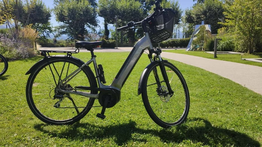 Annecy-le-Vieux, France: Electric and Classic Bike Rentals - What the self-guided format feels like