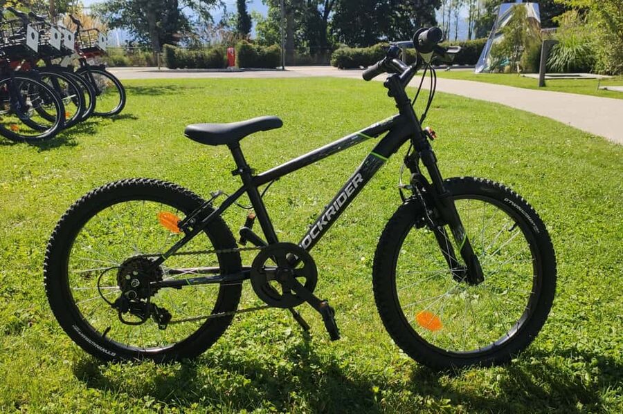 Annecy-le-Vieux, France: Electric and Classic Bike Rentals - Collecting your bike at the Rivage Hotel