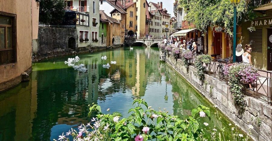 Annecy: Private Guided Tour - Discover "Venice of the Alps" - Starting at Annecy Town Hall