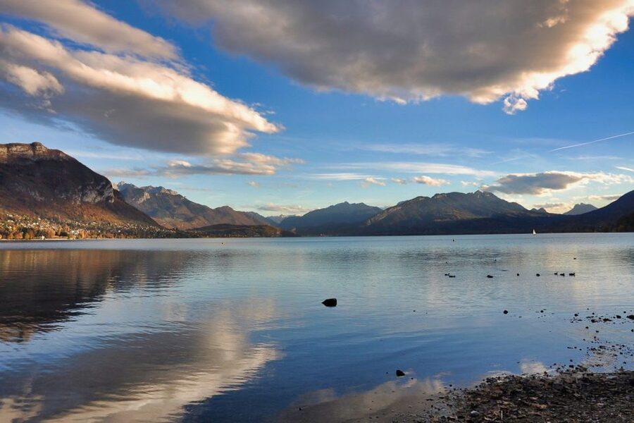 Annecy: Private Guided Tour - Discover "Venice of the Alps" - The Palais de l’Isle and Annecy’s darker past
