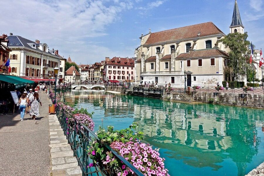 Annecy: Private Guided Tour - Discover "Venice of the Alps" - What the two-hour schedule feels like