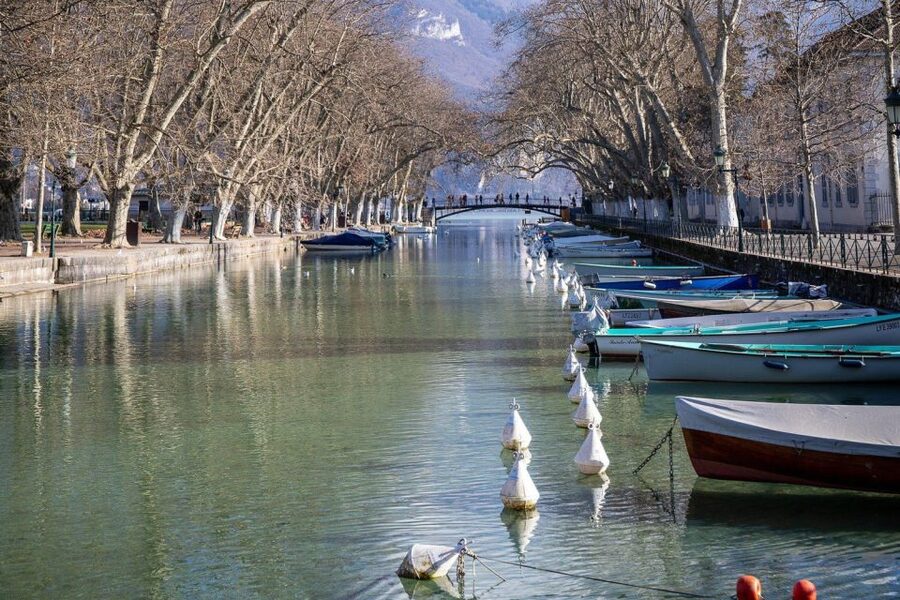 Annecy: Private Guided Tour - Discover "Venice of the Alps" - Walking through Annecy’s Old Town
