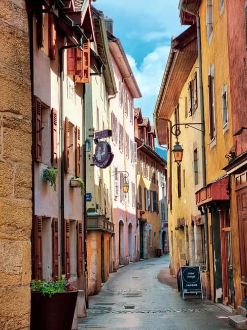 Annecy: Traditional Food Group Walking Tour - How much food do you get for $89?