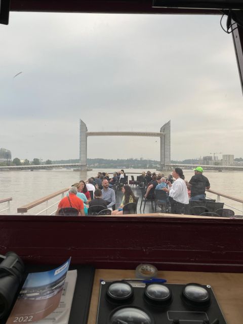Aperitive guided cruise « Wine and Canelé » - Starting beside Porte Cailhau and the Water Mirror