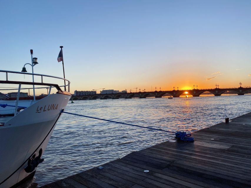 Aperitive guided cruise « Wine and Canelé » - Timing, language, and cancellation details