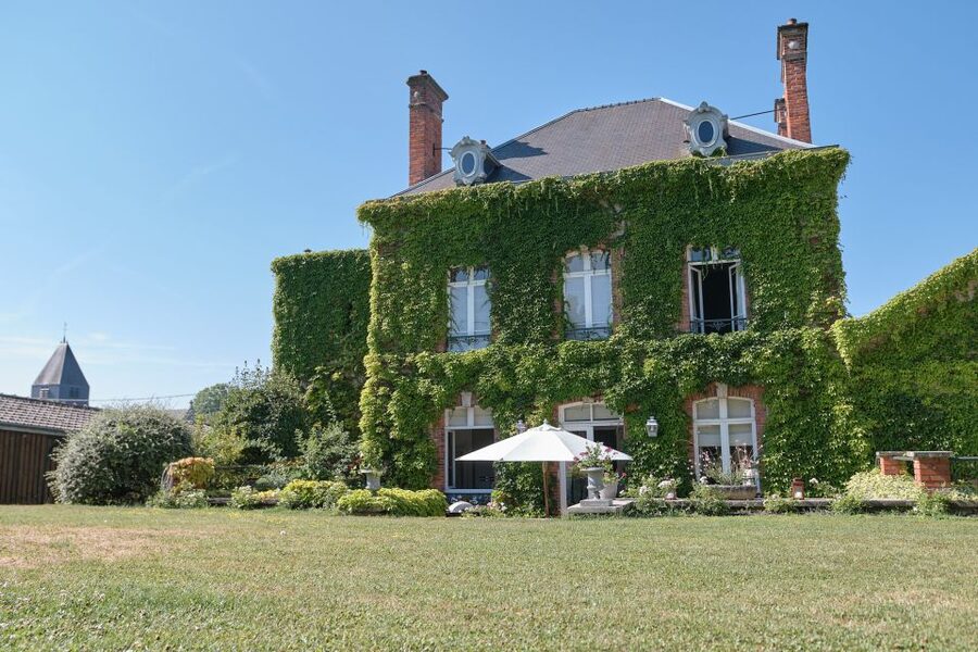 Aÿ-Champagne: Champagne House Tour and Tasting Class - Arriving at Le Clos Corbier in Mareuil-sur-Aÿ