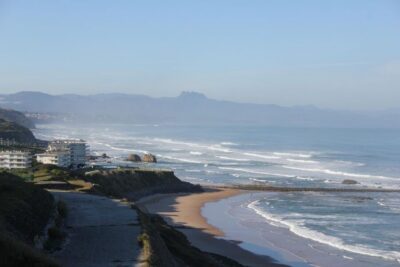Cours de surf sur la côte Basque.
