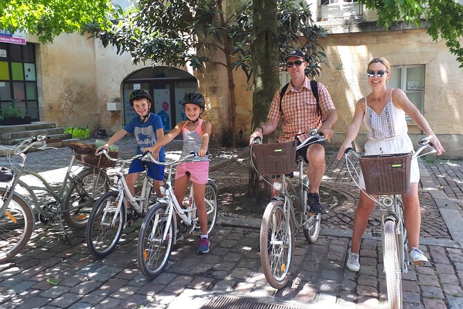 Bordeaux bike tour "The Best of Bordeaux" - Crossing the Garonne on the Stone Bridge