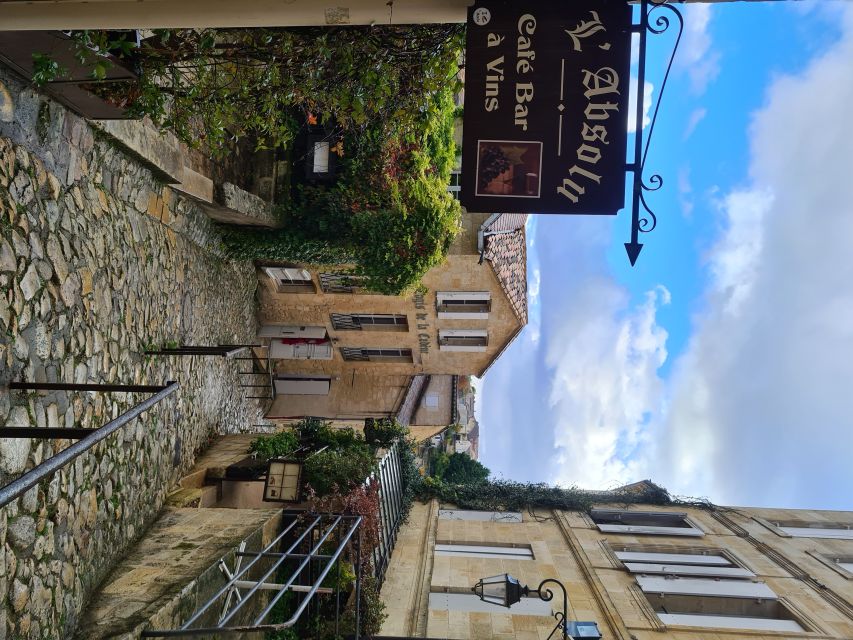 Bordeaux Full Day Wine Tour - 3 Wineries & Picnic Lunch - Meeting the guide at Bordeaux Tourist Office