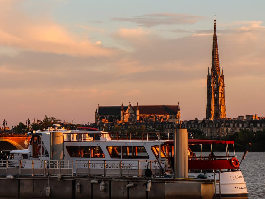 Bordeaux: Garonne River Yacht Cruise with Brunch - Brunch on a 1950s yacht