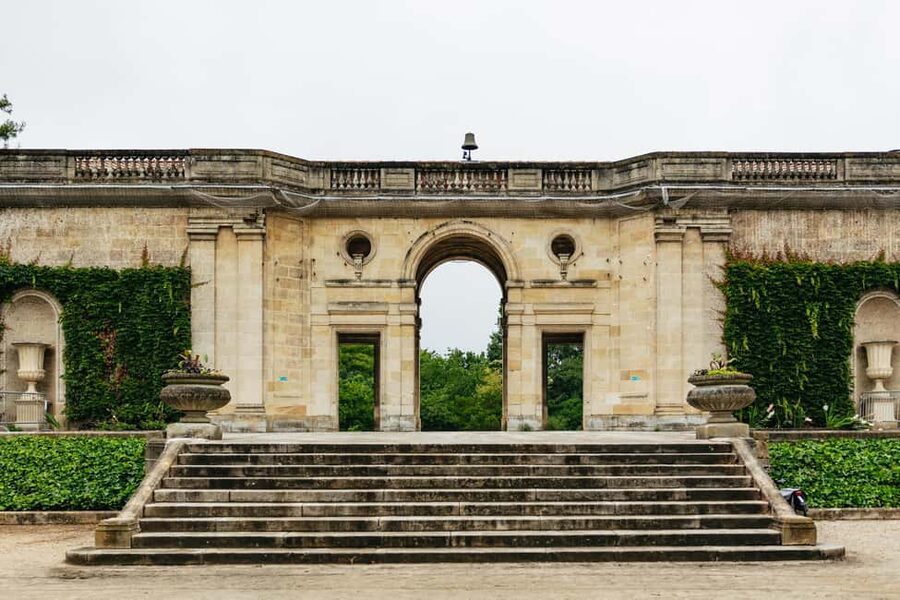 Bordeaux: Historic Center & Chartrons District Bike Tour - How the guides shape the experience