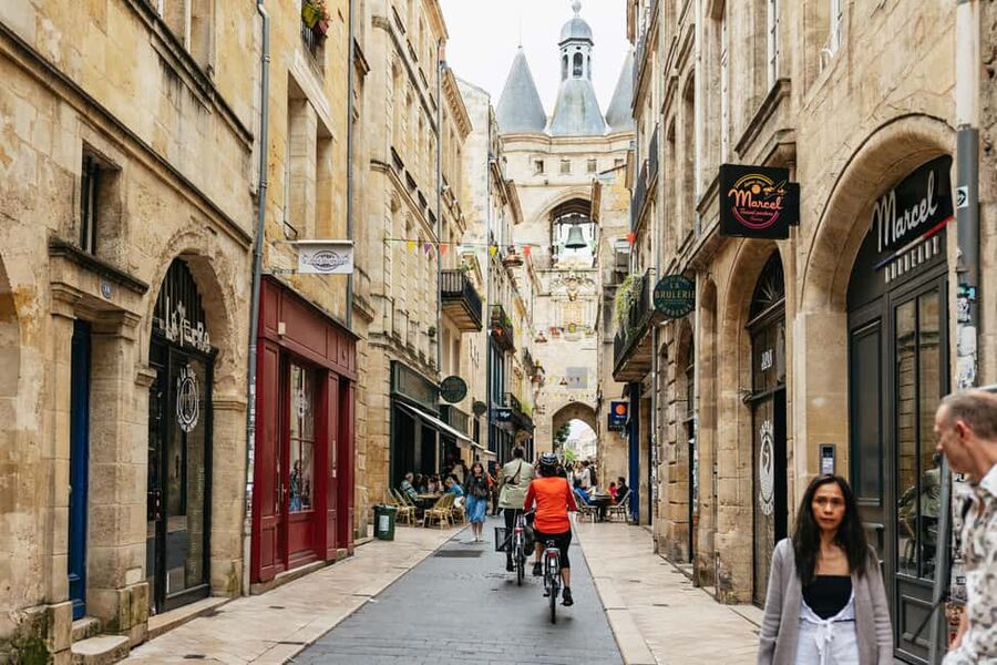 Bordeaux: Historic Center & Chartrons District Bike Tour - Roman Bordeaux and the grand central sights