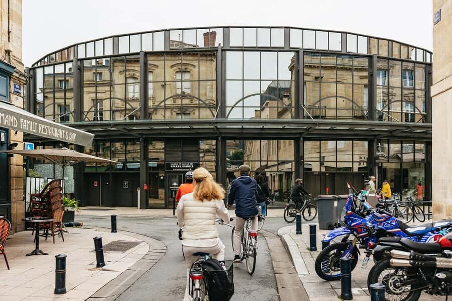 Bordeaux: Historic Center & Chartrons District Bike Tour - The canelée stop and the little extras
