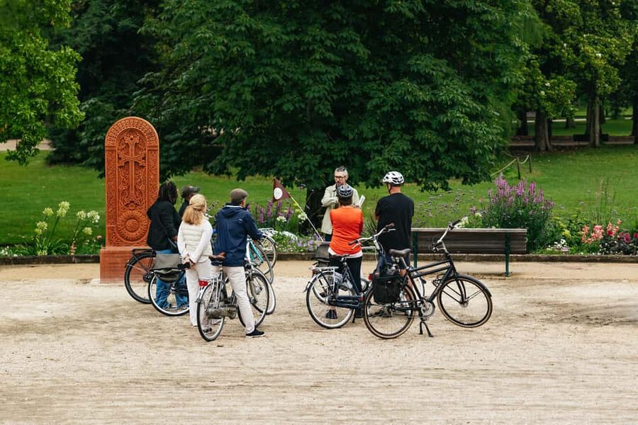 Bordeaux: Historic Center & Chartrons District Bike Tour - Starting among trees at Jardin Public