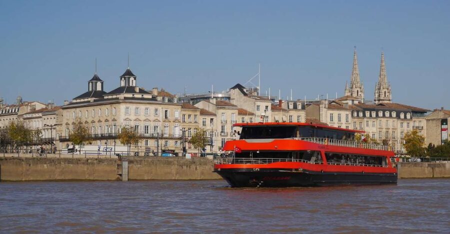 Bordeaux: Lunch Cruise - A moving lunch along Bordeaux’s Garonne River