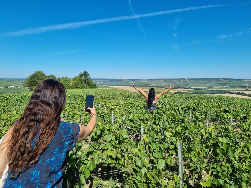 Champagne Vineyard Experience: Delve into the terroir - The tasting: Champagne and Ratafia Champenois