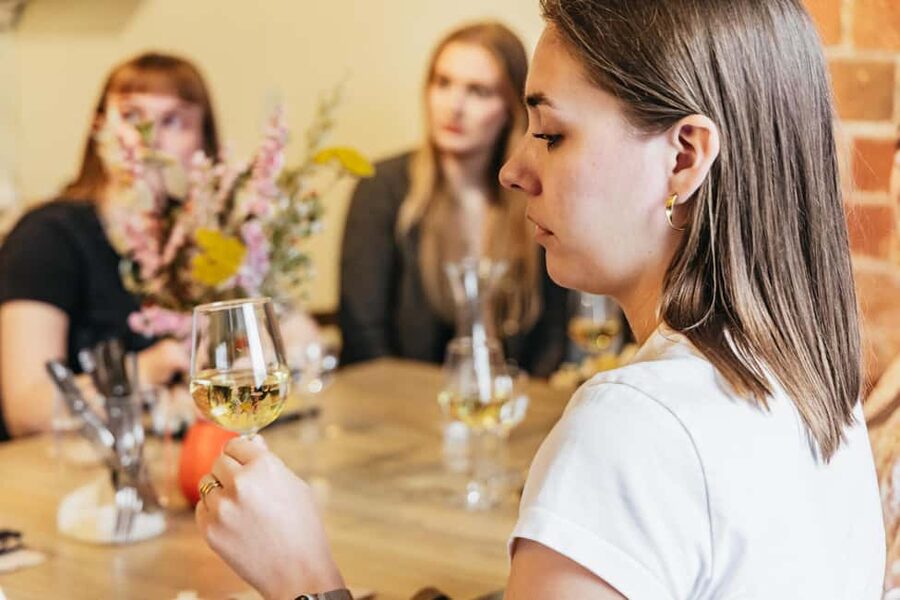 Cheese & Wine Tasting in Montmartre with Local Cheesemonger - Should you book it?