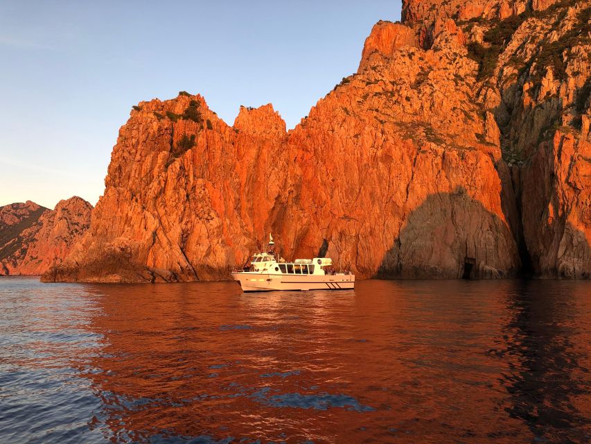 Croisière visite des Calanques de Piana Baignade en vedette - Entering the red-rock Calanques