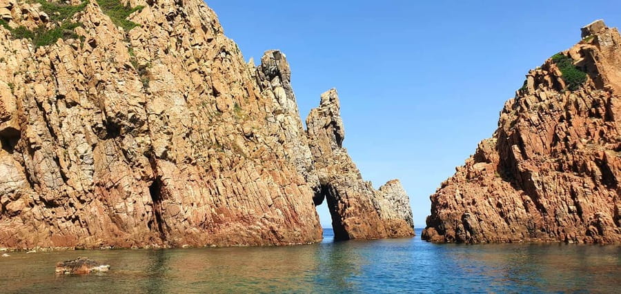 Croisière visite des Calanques de Piana Baignade en vedette - Capo Rosso and the arch over the sea