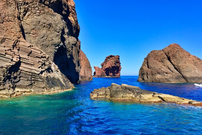 Cruise in a small group in Scandola Girolata Calanques de Piana - Girolata: a 30-minute taste of an isolated village
