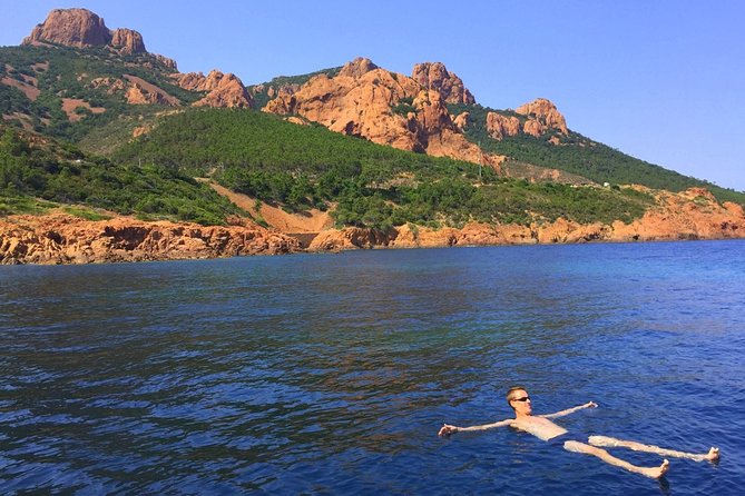Departure from Fréjus: Estérel, Calanques and red rocks - Speed, comfort, and the small-boat feel