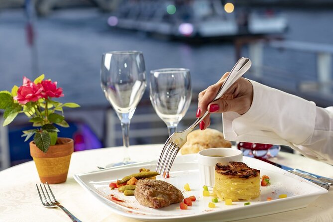 Dinner Cruise Prestige Check-out from the Eiffel Tower - Service and the feel of the evening