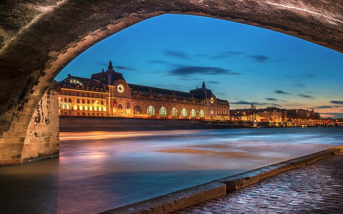 Eiffel Tower Dinner Experience and Sightseeing Seine River Cruise - A tour guide, or mainly a ticket escort?