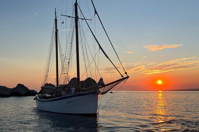 Evening cruise at sunset - Crossing toward La Baie des Singes
