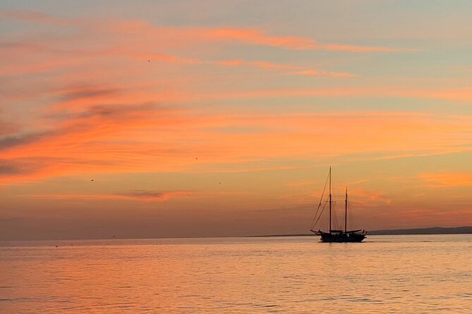 Evening cruise at sunset - A simple vegetarian meal with rosé