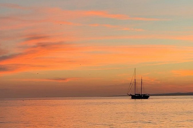 Evening cruise at sunset - Music, conversation, and the return after dark