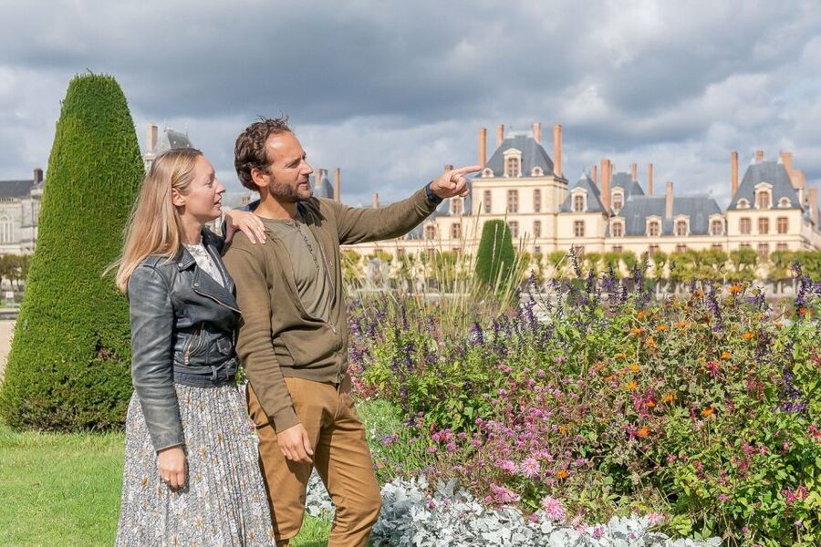 Fontainebleau & Vaux-le-Vicomte Châteaux Day Tour from Paris - Audio guides instead of a live guide