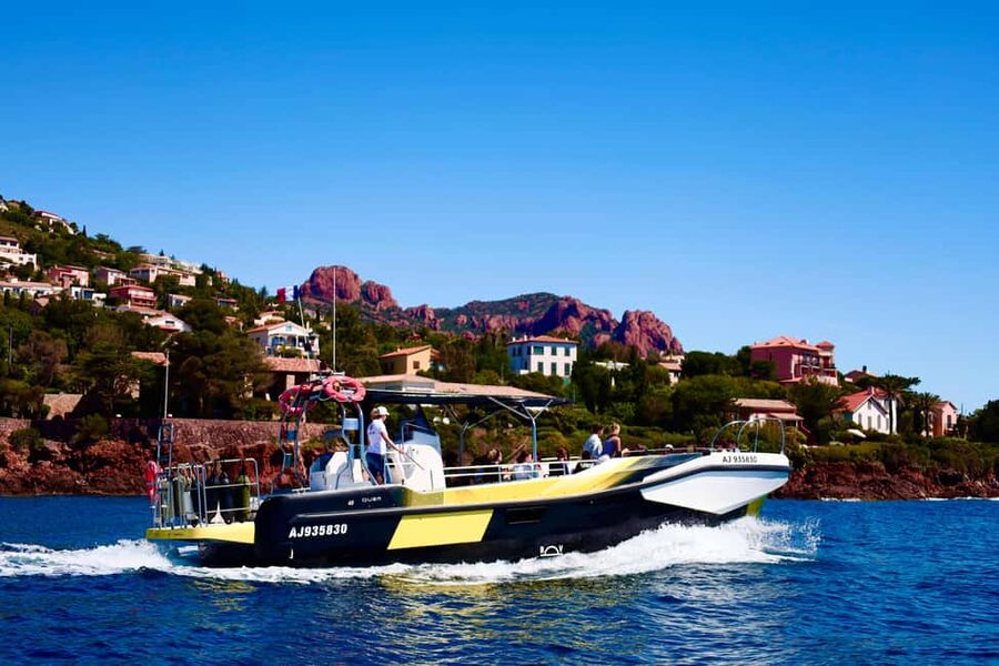 Fréjus: Sea and Creeks Boat Tour with Snorkeling and Drinks - How the crew shapes the experience