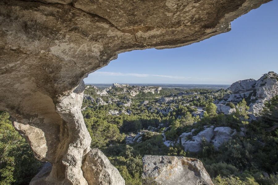 From Avignon: Full-Day Best of Provence Tour - Fontaine de Vaucluse begins the day quietly