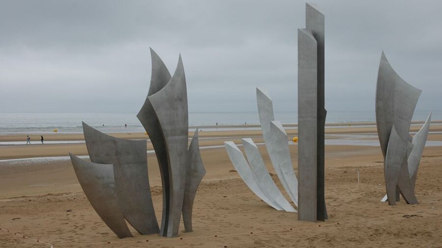 From Bayeux: Omaha Beach, Cemetery, and Pointe du Hoc Tour - Normandy American Cemetery and its hour of quiet