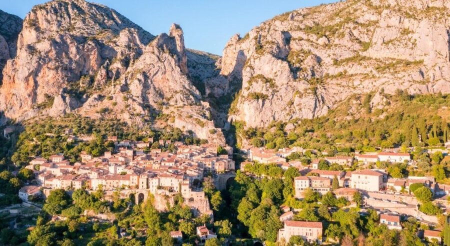 From Nice: Gorges du Verdon Guided Tour - Castellane beneath its 180-meter rock