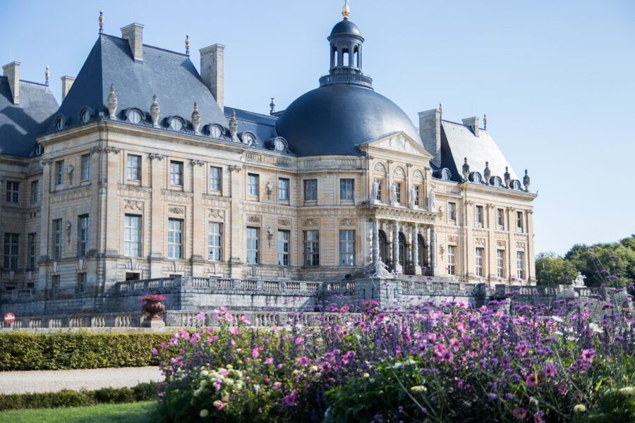 From Paris: Chateau de Fontainebleau & Vaux-Le-Vicomte Tour - Lunch in Fontainebleau town