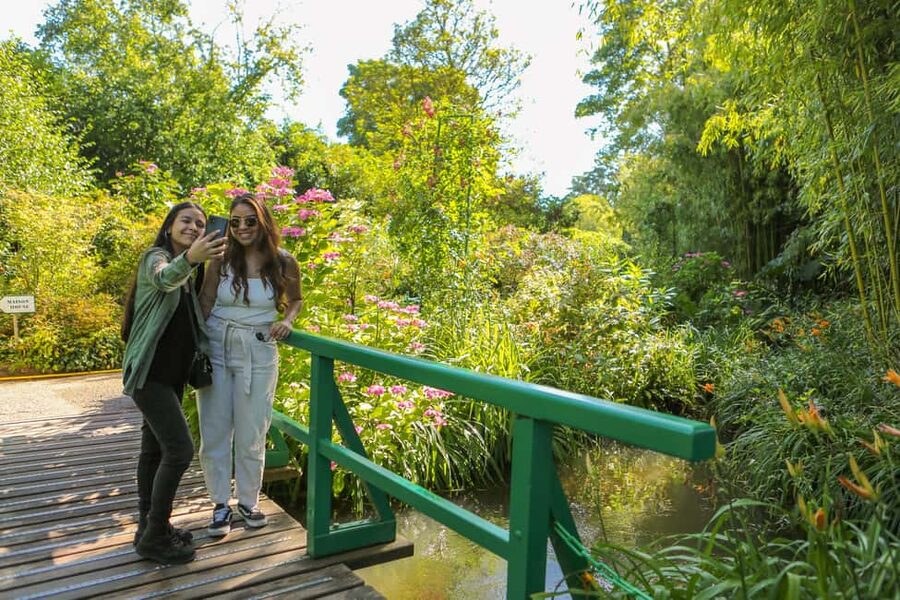 From Paris: Giverny Day Trip with Audio Guide or Live Guide - Key points to know before booking