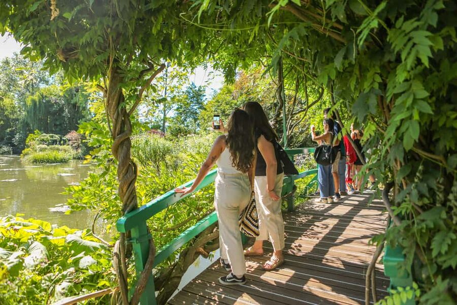From Paris: Giverny Day Trip with Audio Guide or Live Guide - Live guide, audio guide, or independent visit