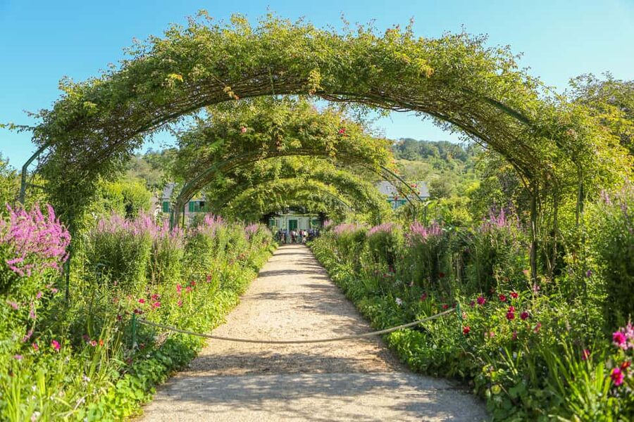 From Paris: Giverny Day Trip with Audio Guide or Live Guide - The flower garden and its changing colors