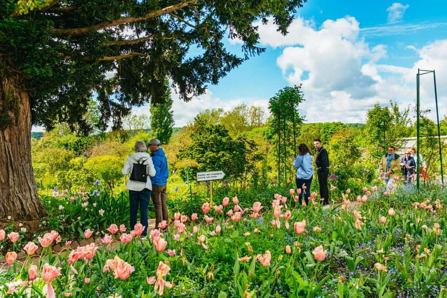 From Paris: Giverny, Monet’s House, & Gardens Half-Day Trip - Meeting the coach in western Paris