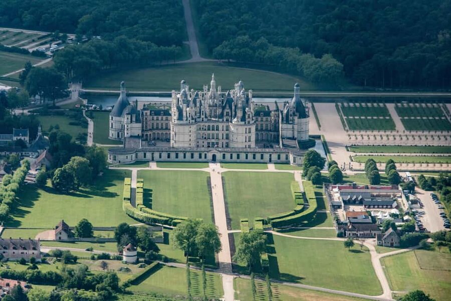 From Paris: Loire Valley Castles Day Trip With Wine Tasting - The Bus Ride Is Part of the Experience