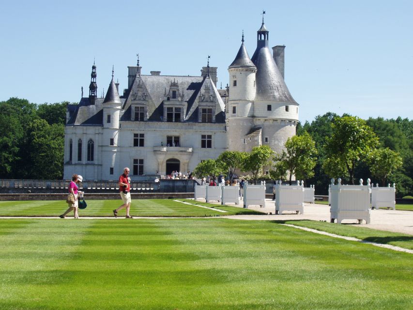 From Paris: Loire Valley Castles Full-Day Tour with Lunch - The bakery lunch needs a clear expectation