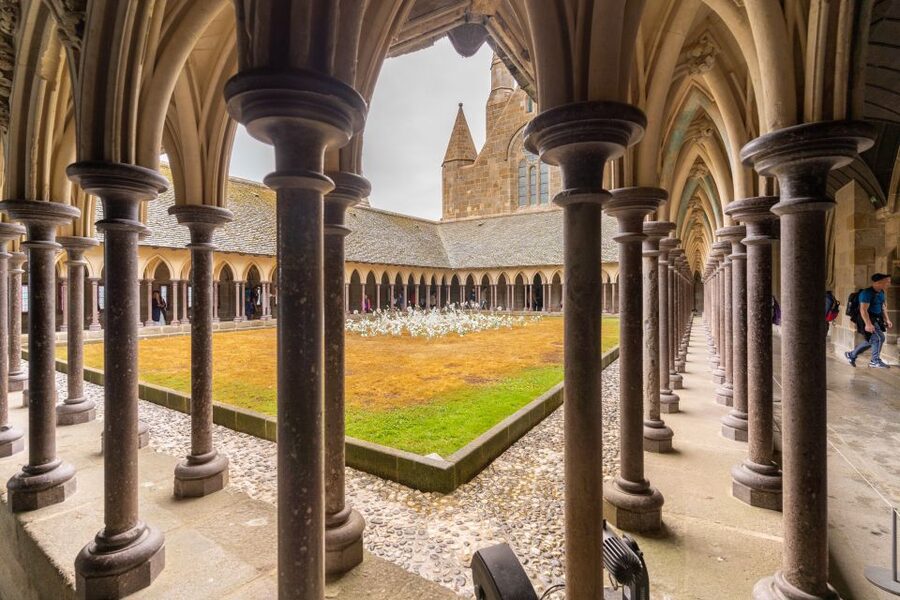 From Paris: Mont Saint Michel Day Trip with a Guide - Meeting the coach at Porte des Ternes