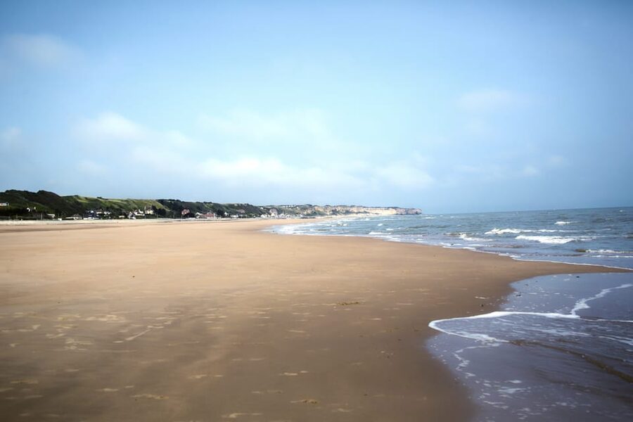 From Paris: Normandy D-Day Beaches Day Trip with Lunch - What makes the guide important